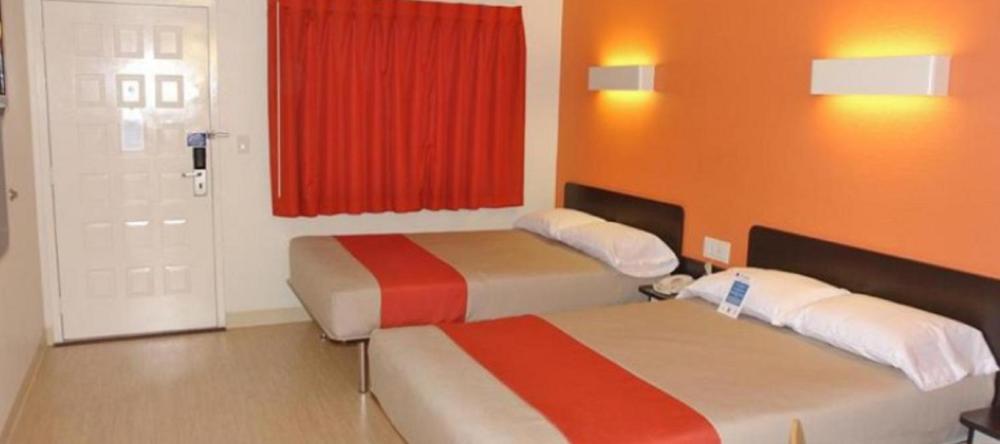Queen Room with Two Queen Beds - Smoking interior